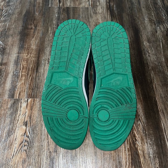 Jordan 1s green black shoe w red laces🔥 - Picture 4 of 6